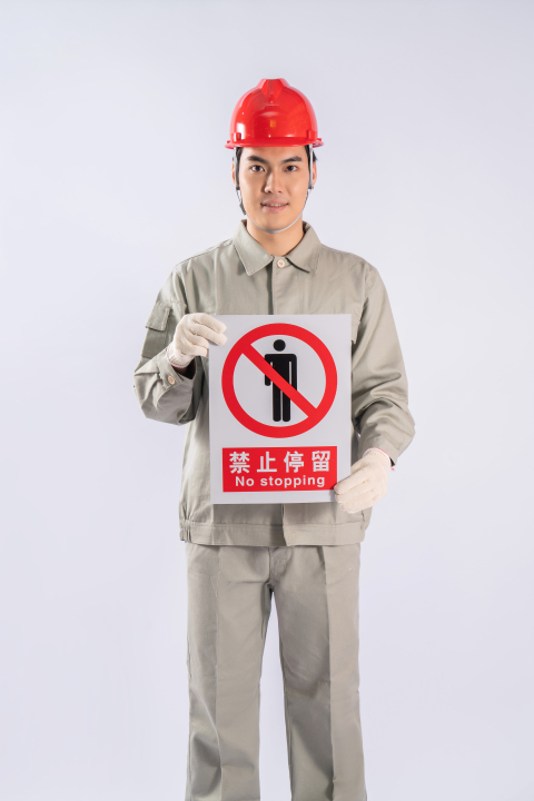 防护安全头盔男性工人高清图版权图片下载