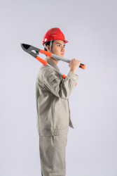 手拿大力钳五金工具人物图片