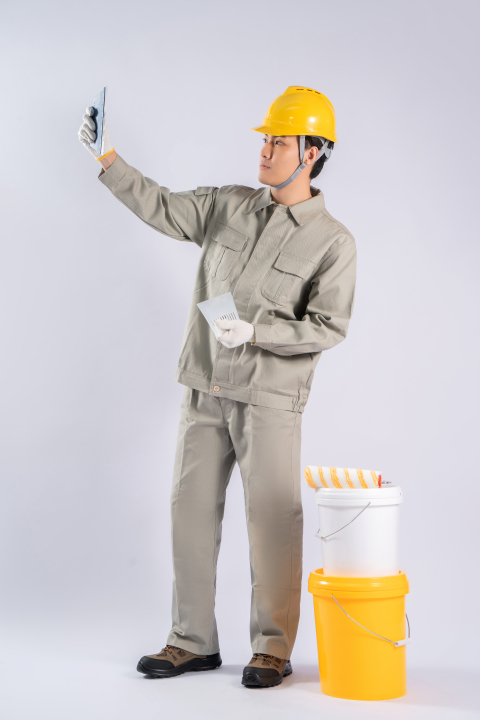 施工人员手拿工具高清图版权图片下载