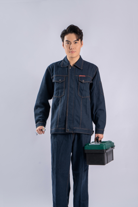 手拿工具箱开始工作实拍图版权图片下载