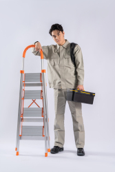 背工具箱倚靠梯子的工人实拍图