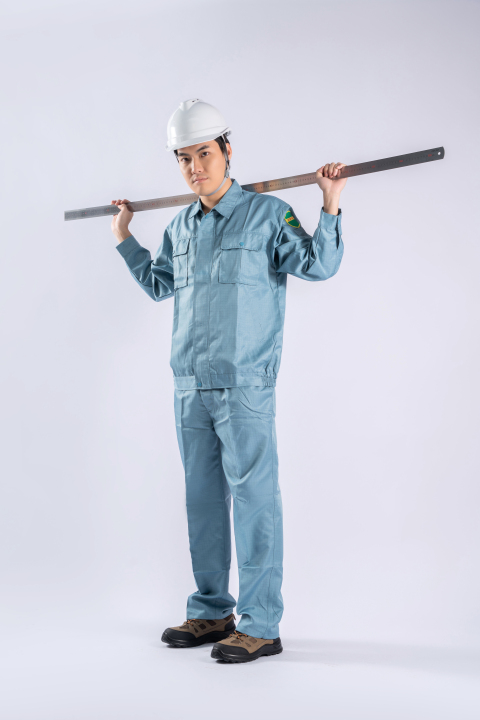 肩抗测量工具的男员工图版权图片下载
