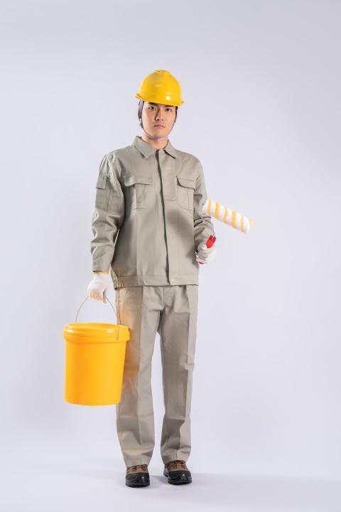 手拿工具的劳动工人实拍图版权图片下载