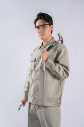 穿工作服的帅气维修工实拍图