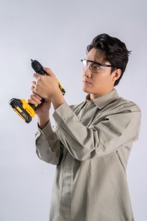手拿电钻的装修工人实拍图