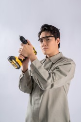 手举电钻枪的修理工实拍图