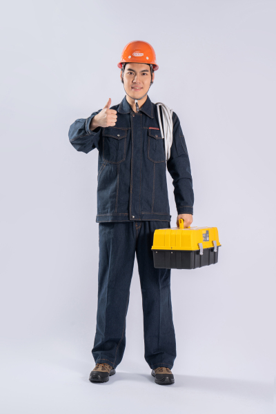 竖大拇指的装修工人高清图