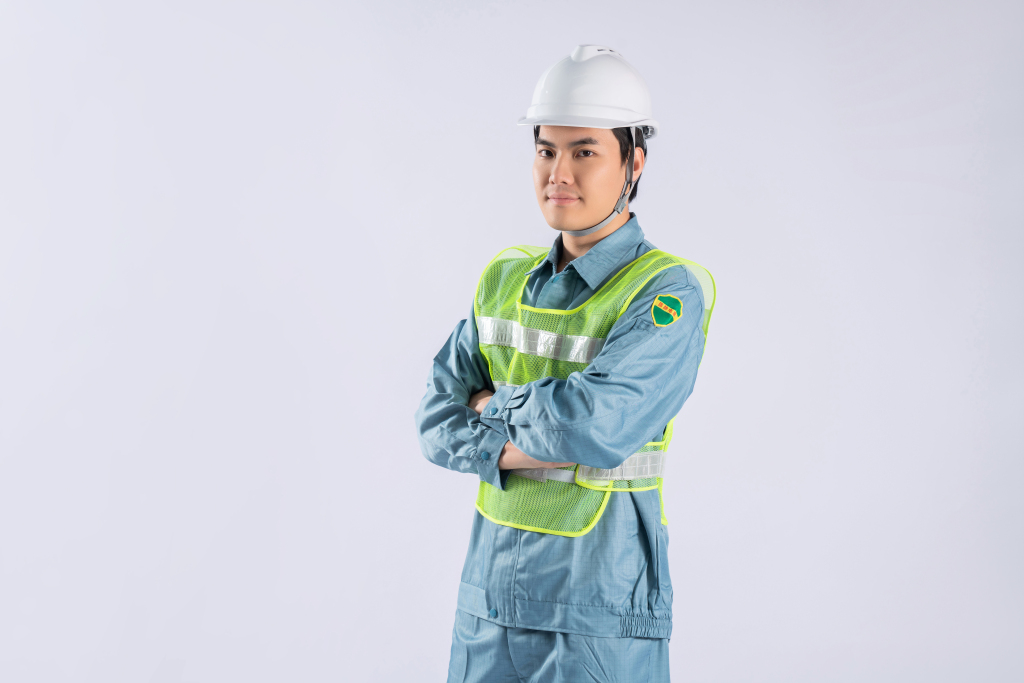 带白色安全帽的建筑工人高清图版权图片下载