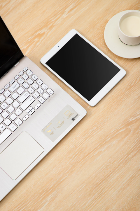 原木色职场办公电子产品实拍图版权图片下载