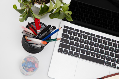 笔筒笔记本电脑日常办公用品图片