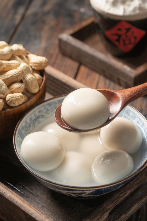 正月十五吃美味的元宵实拍图版权图片下载