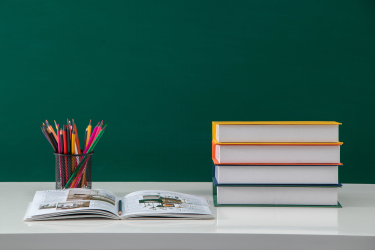 学生课桌桌面整齐摆放实拍图
