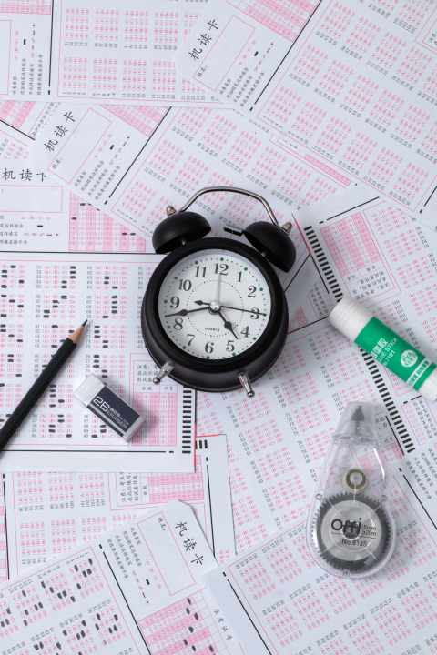 俯拍散落的考试答题卡高清图版权图片下载