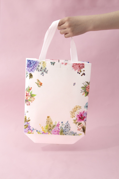 白色服饰礼品袋电商购物高清图