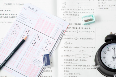 考生考场认真紧张答题实拍图