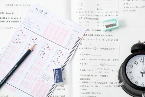 考生考场认真紧张答题实拍图