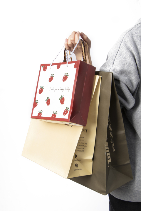 化妆品折扣季红色包装袋高清图版权图片下载