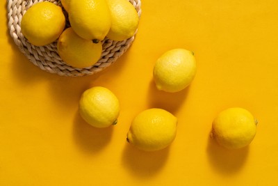 多个薄皮黄柠檬散落摆放实拍图