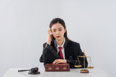 办案女法官思考表情高清图
