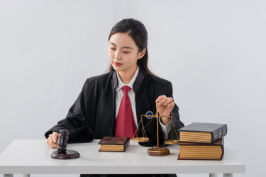 刚正不阿法官人物形象图