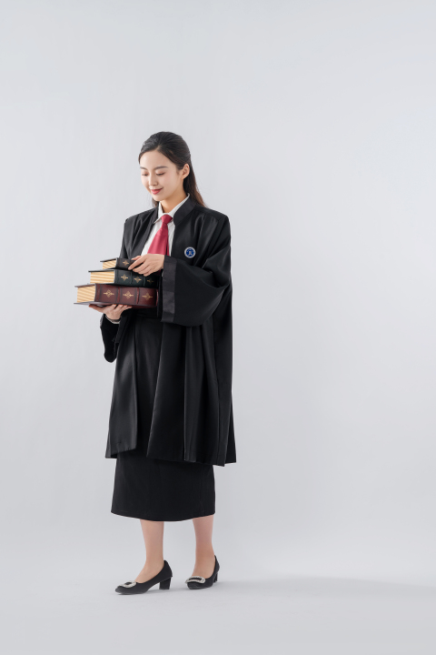 开庭前的准备女性法官图版权图片下载