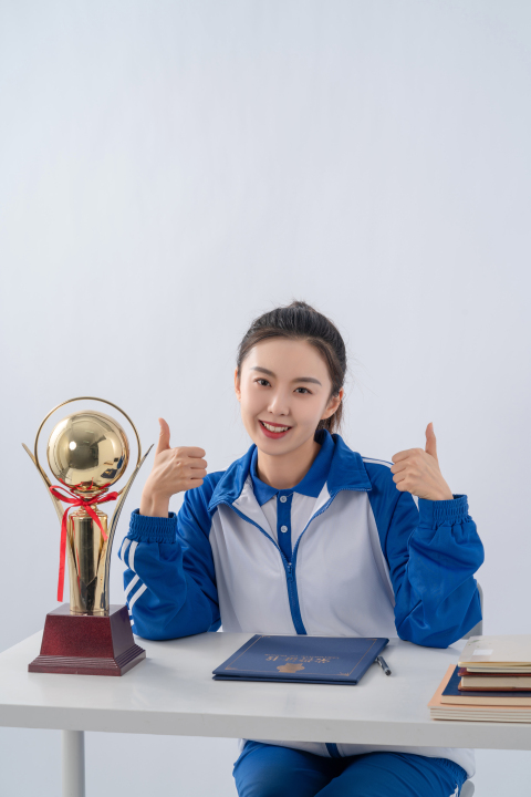 优秀高中女学生赢得荣誉奖杯实拍图版权图片下载