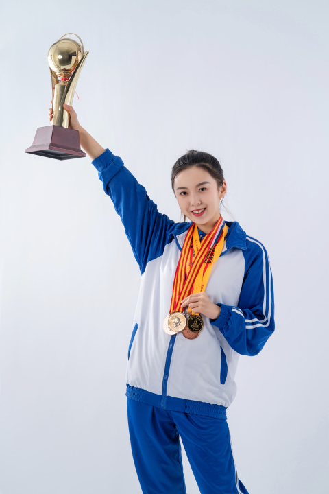 获奖女生拿着奖杯摆姿势拍照高清图版权图片下载
