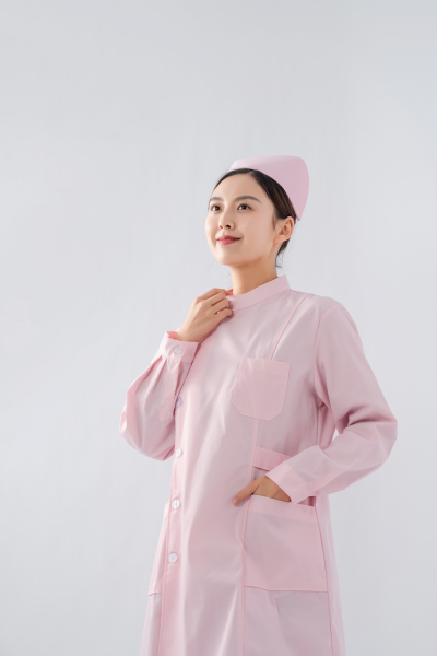 抬头看天的女护士高清图