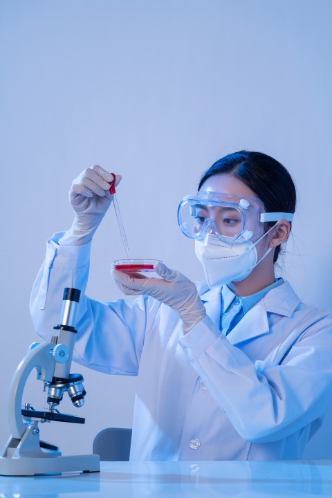 佩戴护目镜认真实验的医生版权图片下载