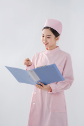 医院护理人员查看病例图