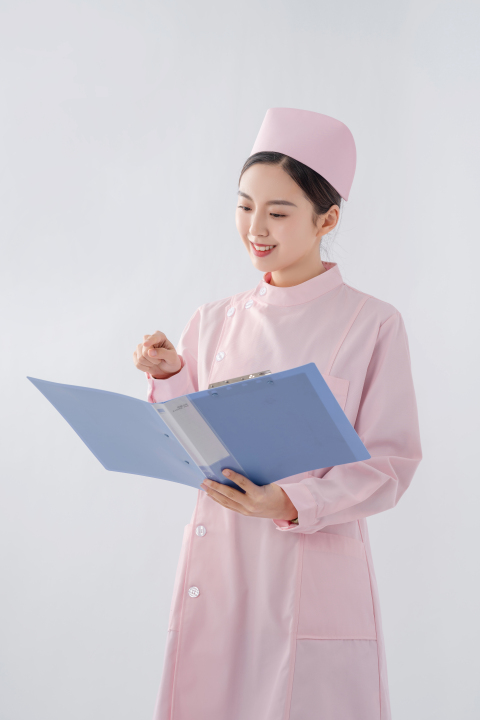 医院护理人员查看病例图版权图片下载