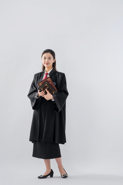 身穿黑色职业装的女法官图