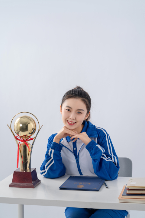 女高中生甜美微笑与奖杯合影实拍图版权图片下载