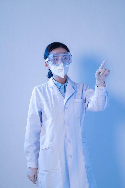 医护人员握拳加油实拍图版权图片下载