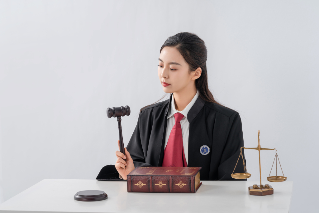 手拿法槌庭审判案版权图片下载