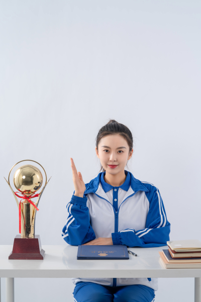 获得荣誉优秀女学生举手回答实拍图