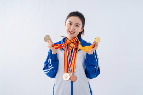 挂满一脖子的胜利奖牌的女学生高清图