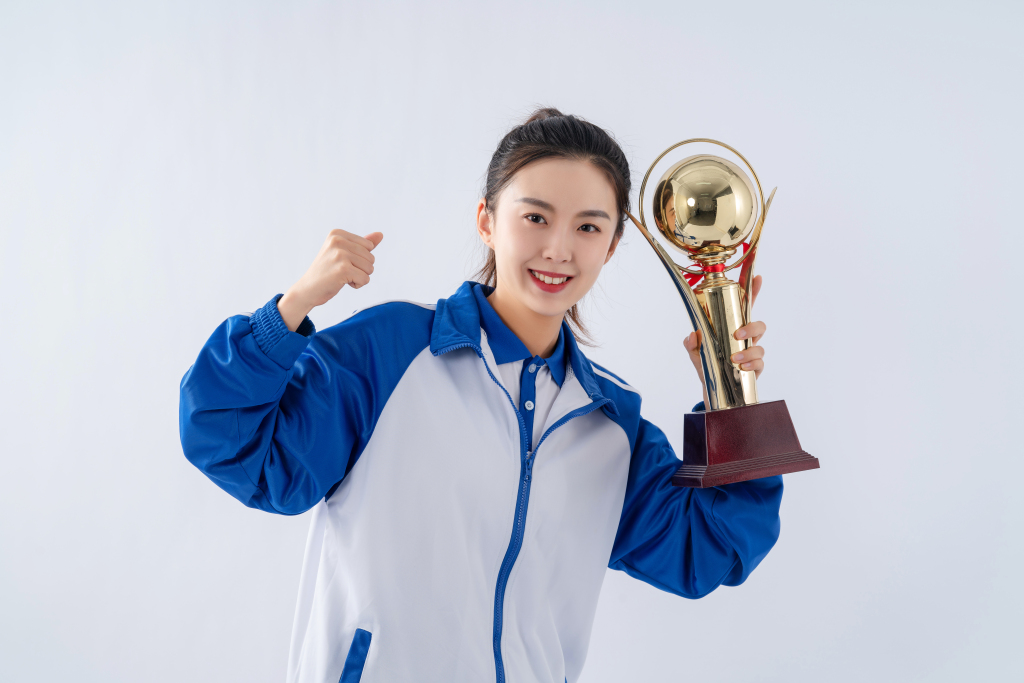 快乐欢快的拿奖杯的小姐姐高清图版权图片下载
