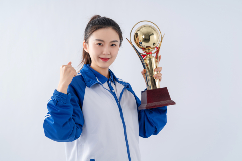 拿奖杯加油打气的女学生高清图
