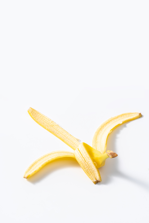 拨开的香蕉皮特写版权图片下载