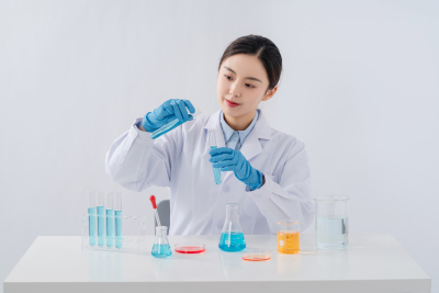女医生专注医学研究高清图