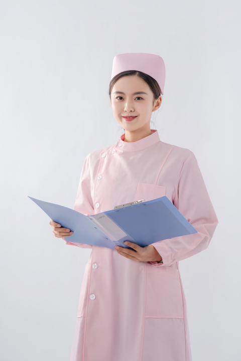女护士查看病例实拍图版权图片下载