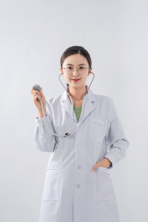 女医生手拿听诊器检测实拍图版权图片下载