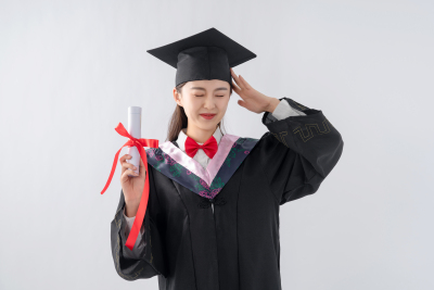 刚毕业的女大学生开心的样子高清图