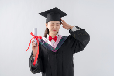 刚毕业的女大学生开心的样子高清图