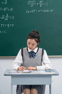 集中精力解题的学生学习场景图