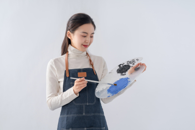 正在调色的绘画女孩高清图