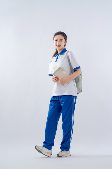 青春洋溢的短袖校服学生实拍图版权图片下载