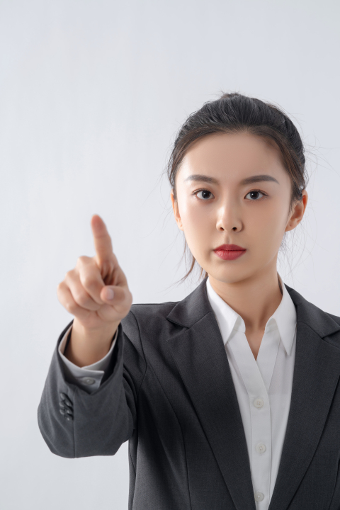 自信张扬职场女性实拍图版权图片下载