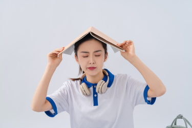 俏皮活泼搞怪的顶书女同学实拍图